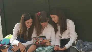 Backdrop to the movie "Schoolgirls" #1580174