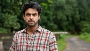 Backdrop to the movie "Minnal Murali" #344733