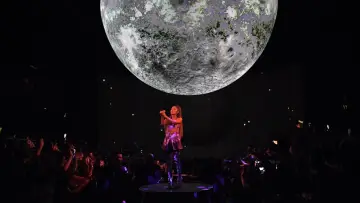 Backdrop to the movie "ariana grande: excuse me, i love you" #440211