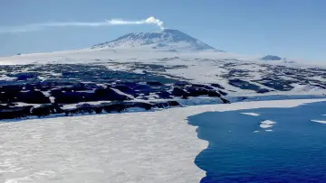 Backdrop to the movie "Antarctica: The Frozen Time" #1631991
