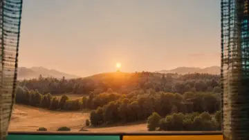 Backdrop to the movie "Klara and the Sun" #925556