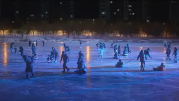 Backdrop to the movie "The Breaking Ice" #1024097