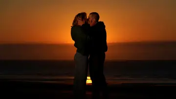 Backdrop to the movie "Beating Hearts" #600834