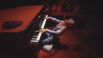 Backdrop to the movie "Elton John: Never Too Late" #792372