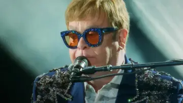 Backdrop to the movie "Elton John: Never Too Late" #792380