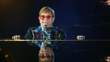 Backdrop to the movie "Elton John: Never Too Late" #792384
