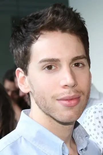 Photo Jordan Gavaris #230436