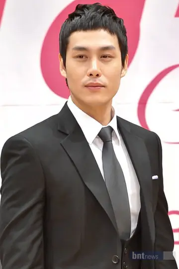Photo Song Yoo-ha #479638