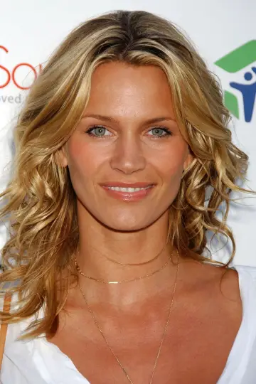 Photo Natasha Henstridge #103535