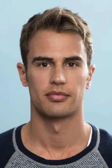 Photo Theo James #33510