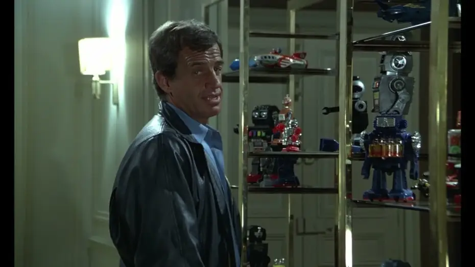 Video for the film The Professional — LE PROFESSIONNEL | Extrait - La collection de robots