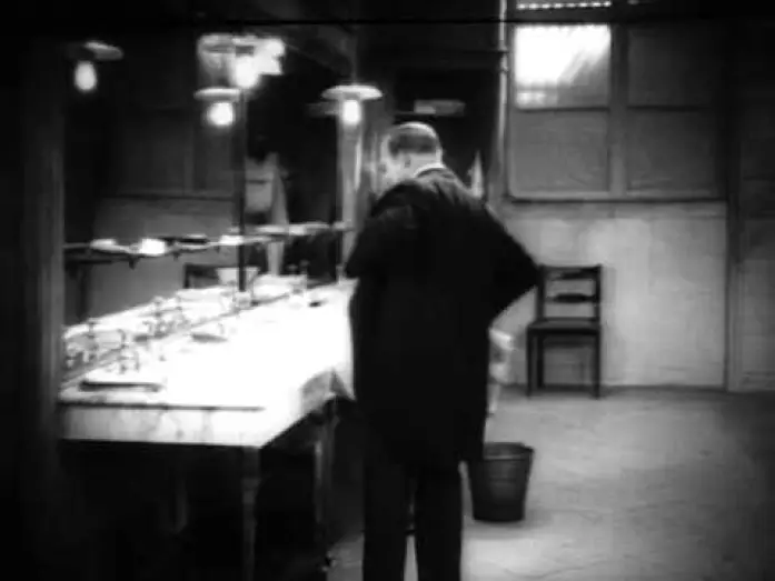 Video for the film The Last Laugh — The Last Laugh F.W. Murnau 1924.avi