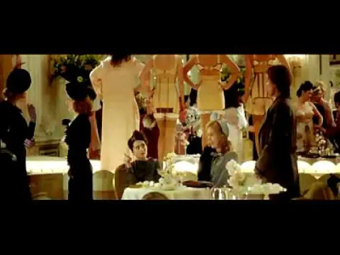 Video for the film Miss Pettigrew Lives for a Day — Un gran día para ellas Trailer en castellano