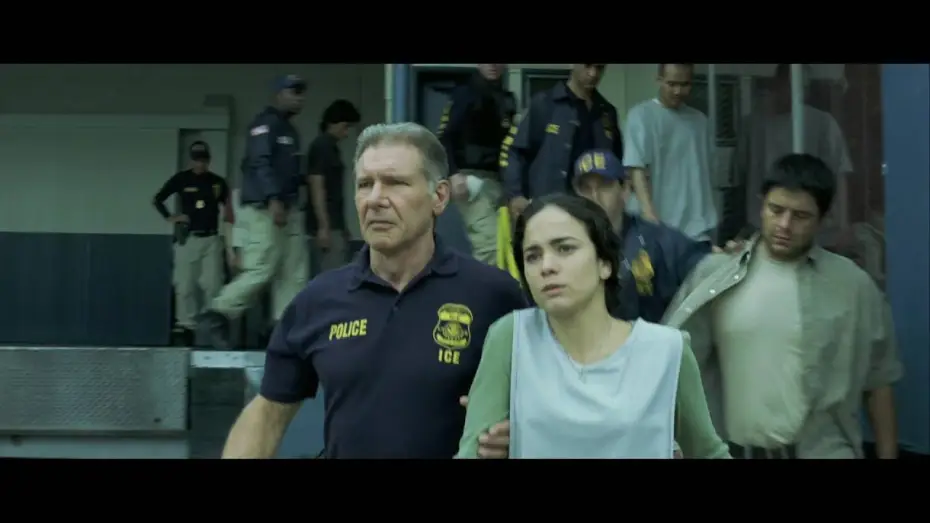 Video for the film Crossing Over — DROIT DE PASSAGE - Bande-annonce - VF