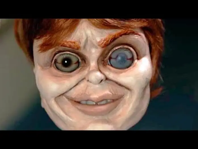 Video for the film The Curse of Robert the Doll — ROBERT: El Muñeco Robert (Trailer español)