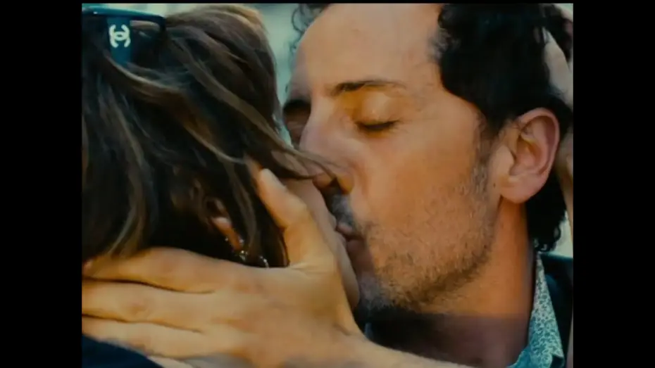 Video for the film Happiness Never Comes Alone — UND NEBENBEI DAS GROSSE GLÜCK | Trailer [HD]