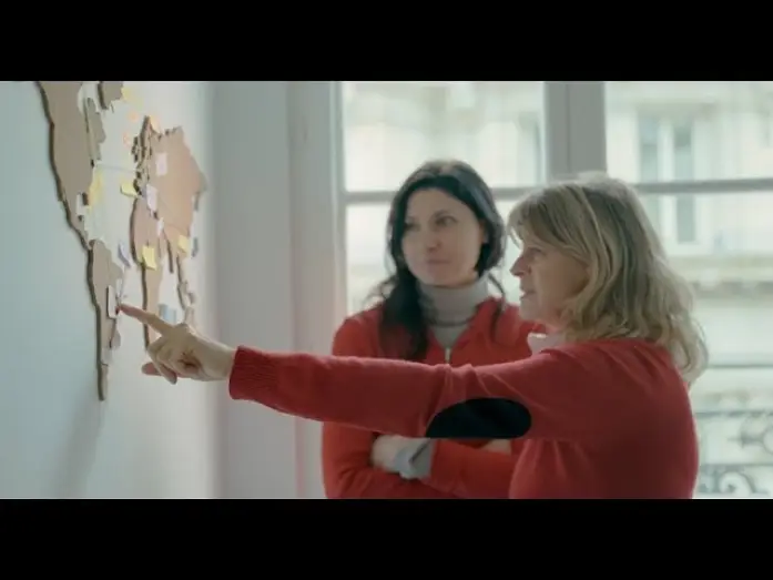 Video for the film The Man with a Thousand Faces — L' HOMME AUX MILLE VISAGES de Sonia Kronlund - Bande-annonce - sortie le 17 avril 2024