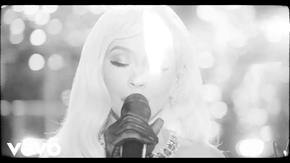 Video for the film Christina Aguilera: Christmas in Paris — Christina Aguilera - Someday at Christmas (Live from the Eiffel Tower)