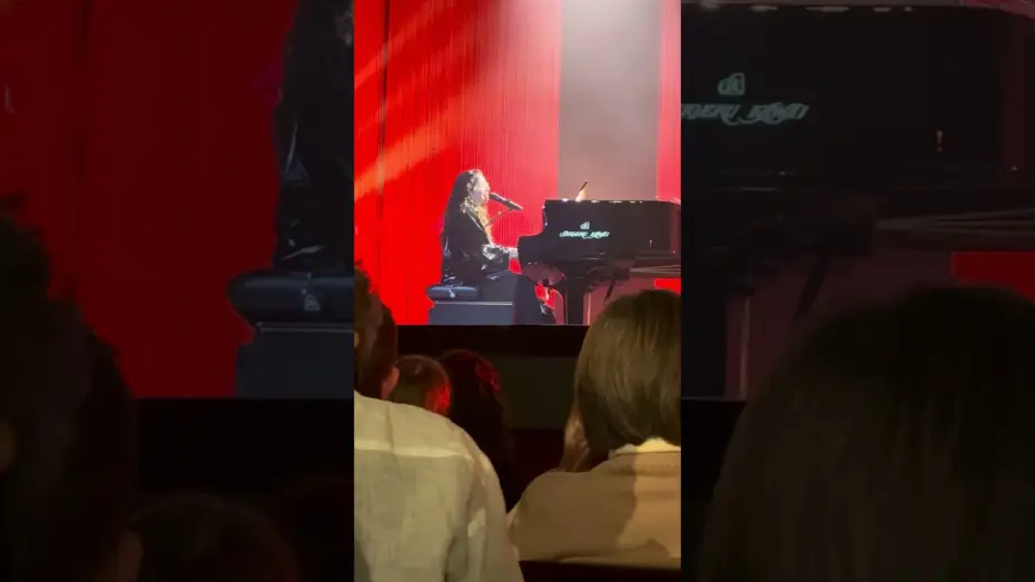Video for the film The songs of Joni Mitchell au Casino de Paris — Yaël Naïm "Both sides now" - 17/11/25 - Casino de Paris