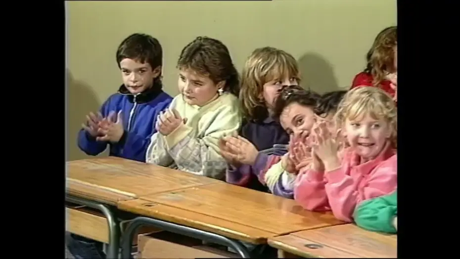 Video for the film La Classe, les plus grands sketchs — Bézu "La queuleuleu" (Clip Officiel)
