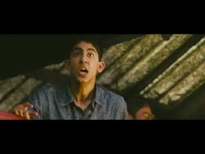 Video for the film Slumdog Millionaire — Film Clip - Latika At The Train Station