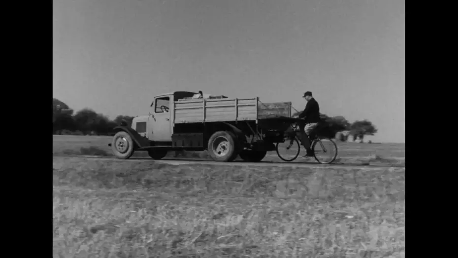 Video for the film Jour de Fête — Jour de fête di Jacques Tati   Trailer