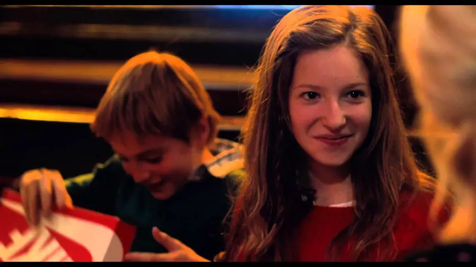 Video for the film Encore heureux — ENCORE HEUREUX - Extrait "Restaurant en famille"