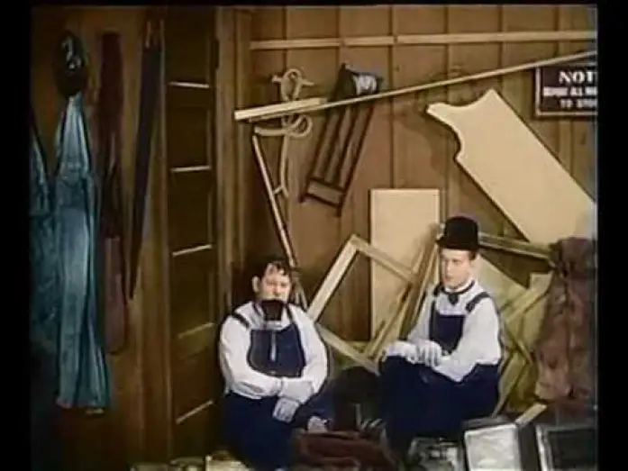 Video for the film Busy Bodies — Laurel and Hardy  In Colour ( from busy bodies ) the best bit!