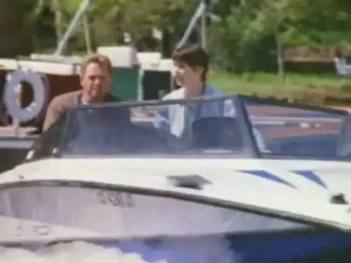 Video for the film Piranha — Mila Kunis - Piranha 1995 Trailer