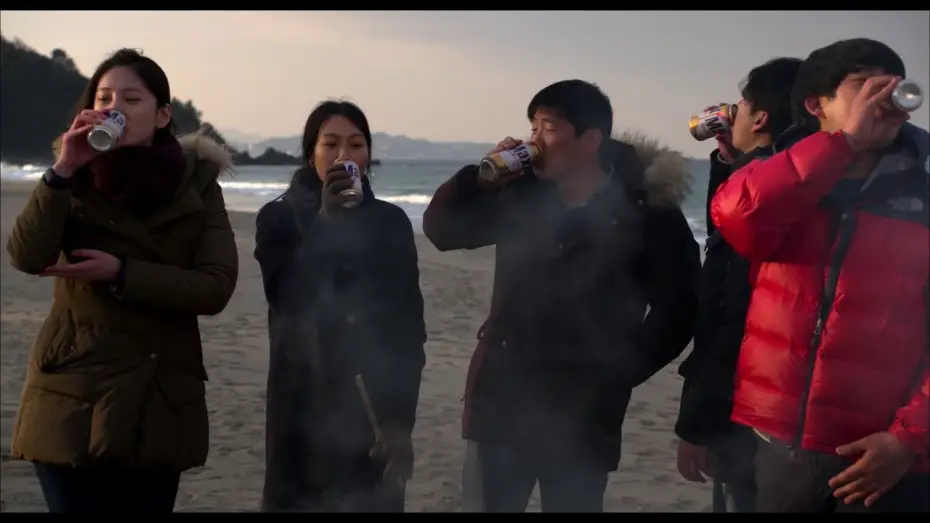 Video for the film On the Beach at Night Alone — Bande annonce SEULE SUR LA PLAGE LA NUIT, de Hong Sangsoo