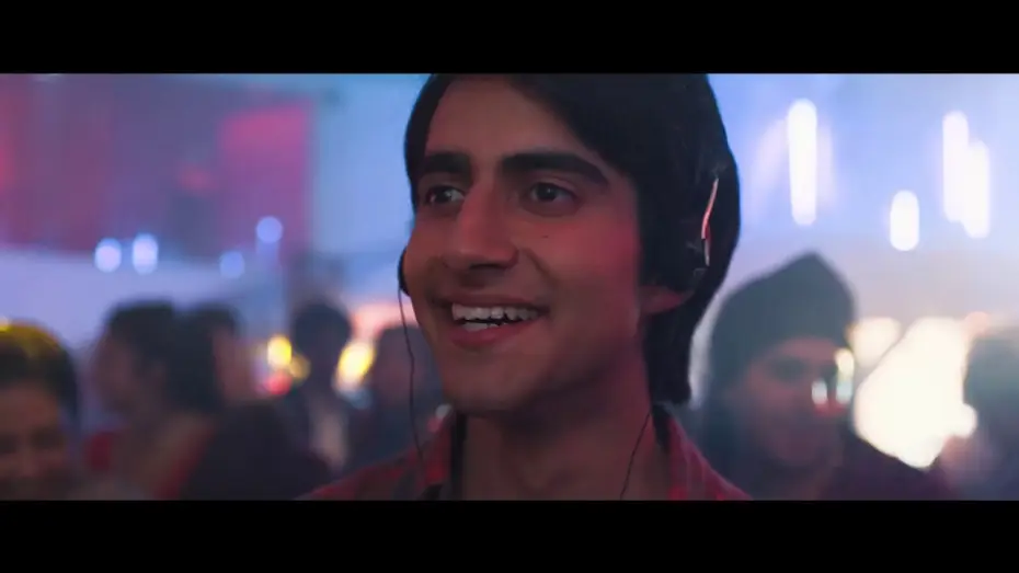 Video for the film Blinded by the Light — Blinded by the Light - Tráiler Oficial