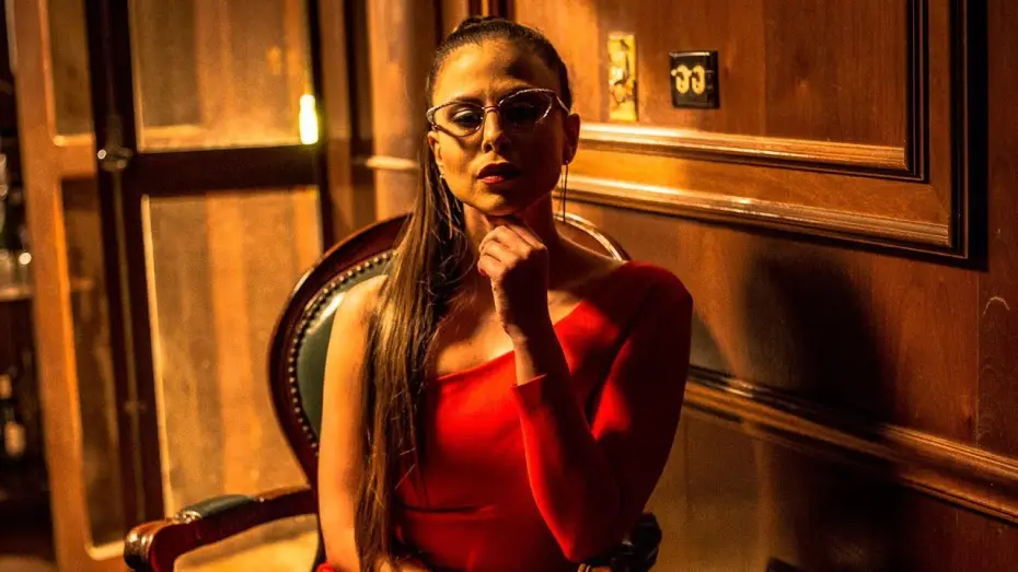 Video for the film Leal — Andrea Quattrocchi es Betty en Leal - Solo hay una forma de vivir