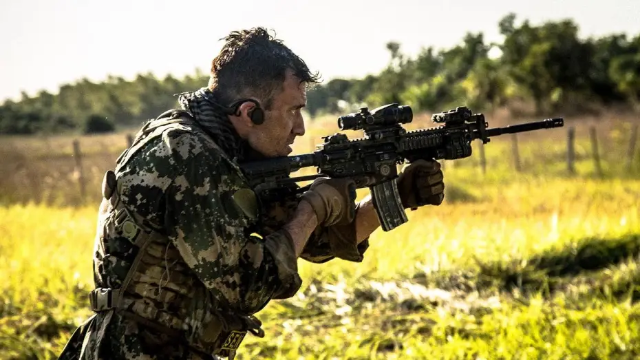 Video for the film Leal — Luis Aguirre es el Cap. Gorostiaga en Leal - Solo hay una forma de vivir