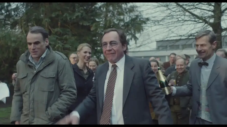 Video for the film Curveball — Trailer Oficial | Guerra de Mentiras | Johannes Naber | Estreno 9 de Abril.