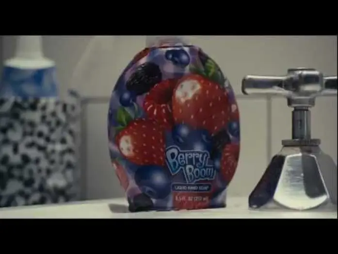 Video for the film The Smurfs — A Dog Chases Clumsy