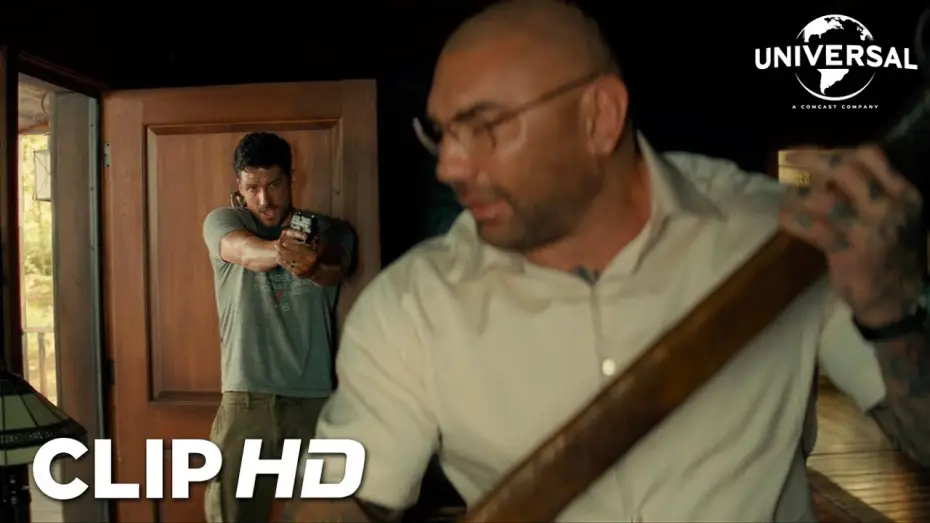 Video for the film Knock at the Cabin — Clip - Andrew apunta a Leonard con una pistola