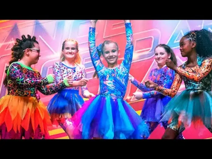 Video for the film Feel the Beat — SIGUE EL RITMO (Trailer español)