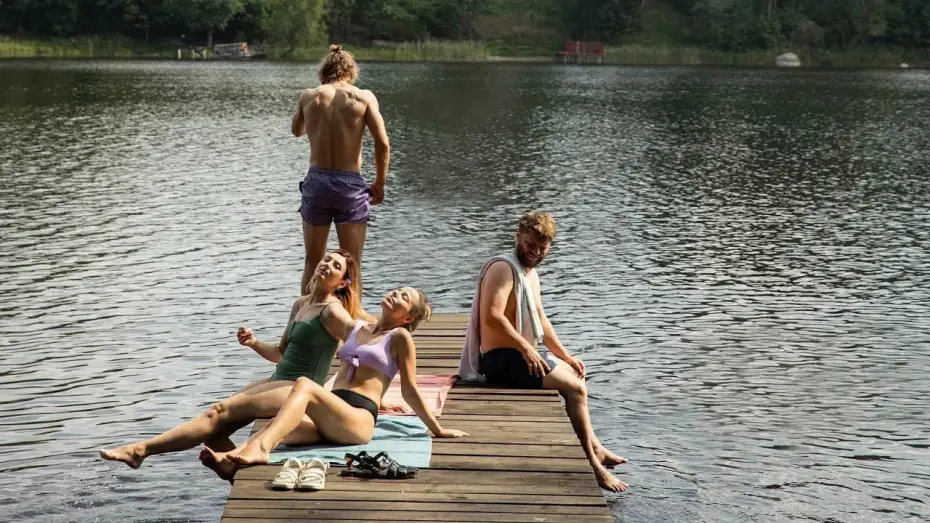 Video for the film Drowning Dry — Official Trailer [Subtitled]