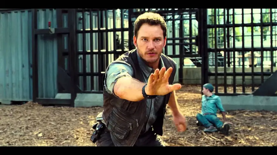 Video for the film Jurassic World — Jurassic World / Extrait 3 "Owen sauve un employé des Raptors " VF