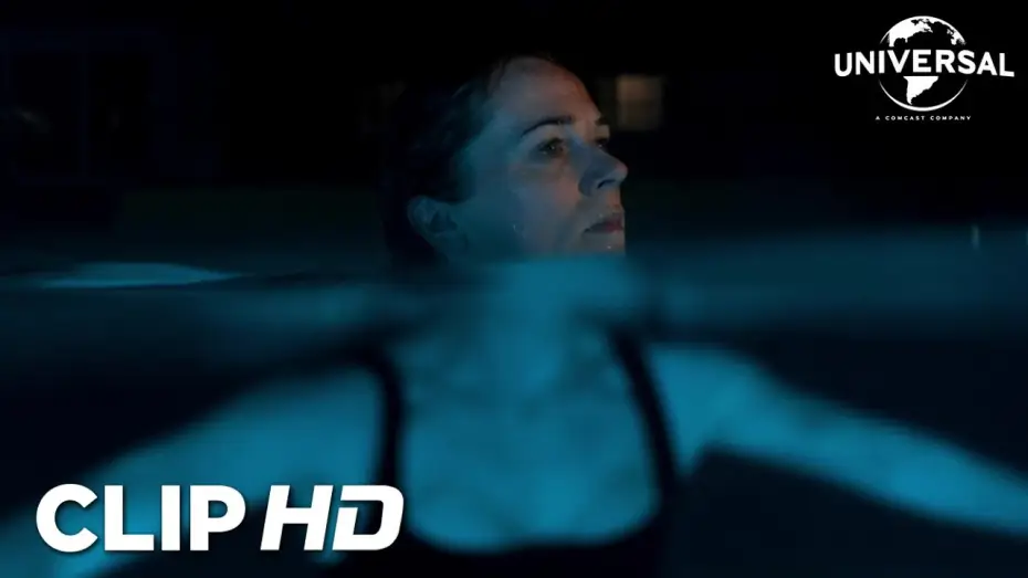 Video for the film Night Swim — Clip - Algo extraño sucede mientras Eve está en la piscina