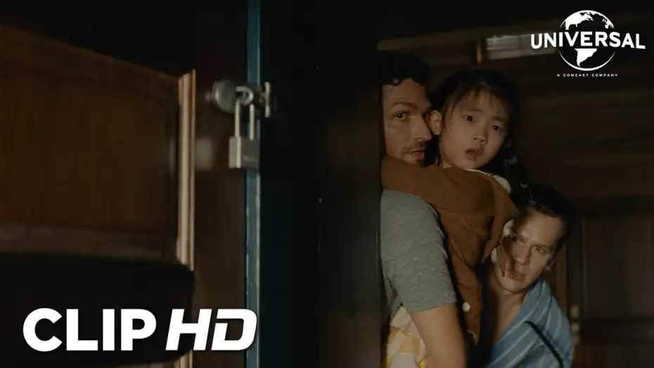 Video for the film Knock at the Cabin — Clip - Eric ataca a Sabrina mientras Andrew y Wen intentan escapar