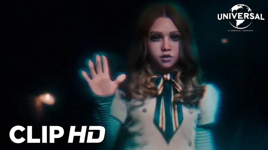 Video for the film M3GAN 2.0 — Clip en español - Gemma descubre a M3GAN en su casa