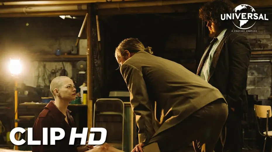 Video for the film Bugonia — Clip en español - Interrogatorio