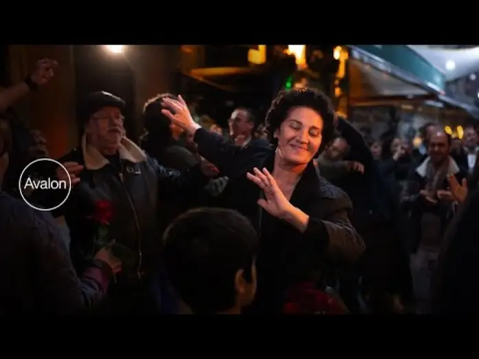 Video for the film Crossing — Tráiler VOSE