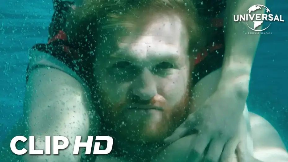 Video for the film Night Swim — Clip - Algo ataca a Ray en la fiesta de la piscina