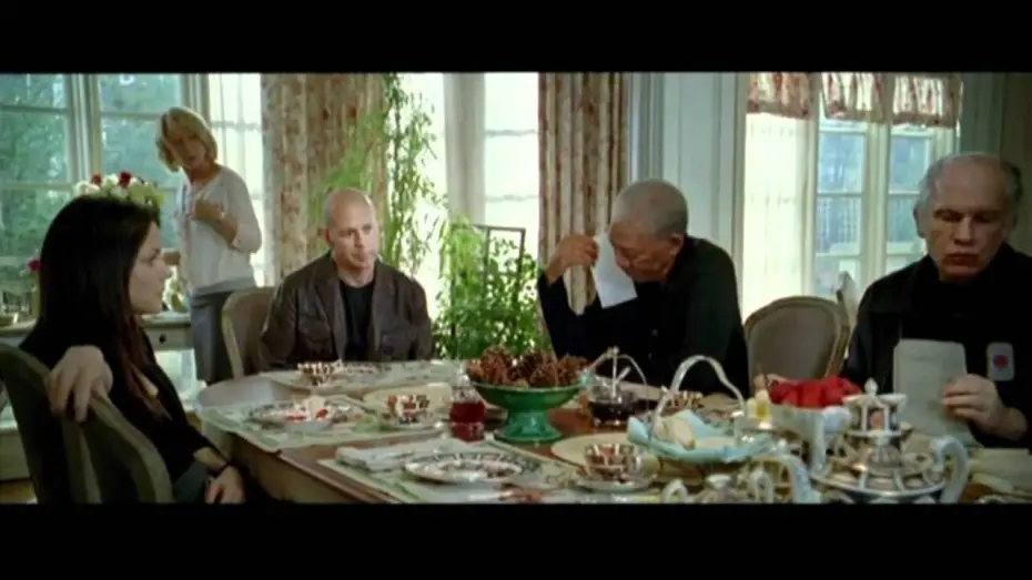 Video for the film RED — RED - Trailer Español HD