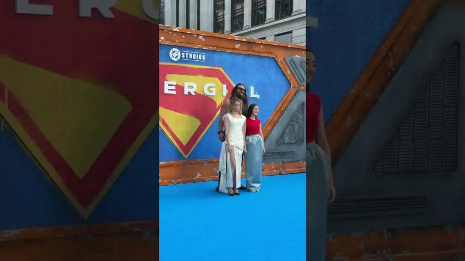 Video for the film Supergirl — Dream team back together 🤝 SUPERGIRL’s Milly Alcock, Jason Momoa and Eve Ridley in London.