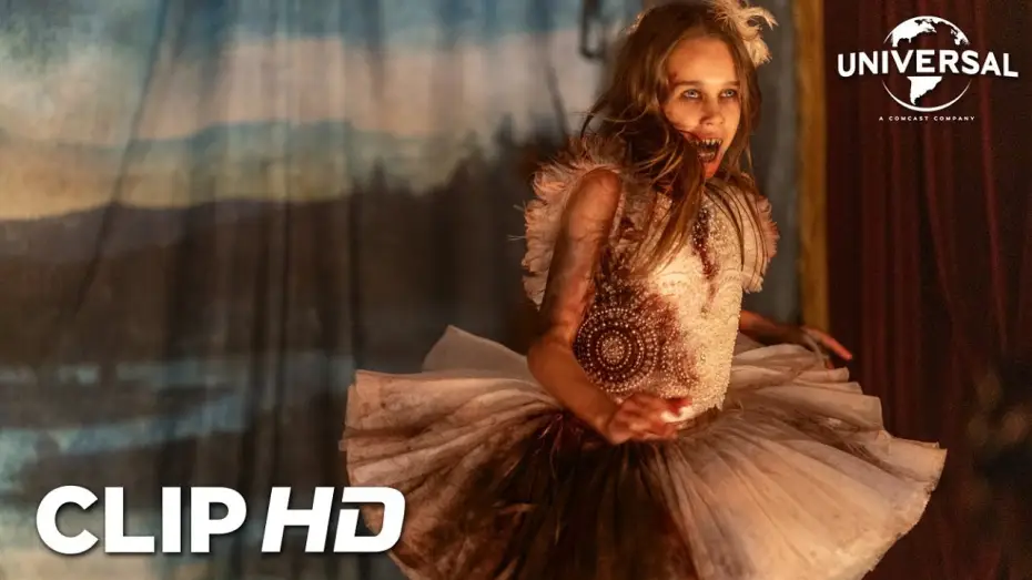 Video for the film Abigail — Clip - Abigail escapa de la jaula del ascensor