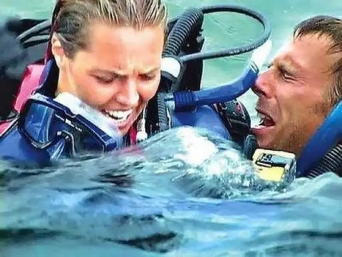 Video for the film Open Water — OPEN WATER (Trailer español)