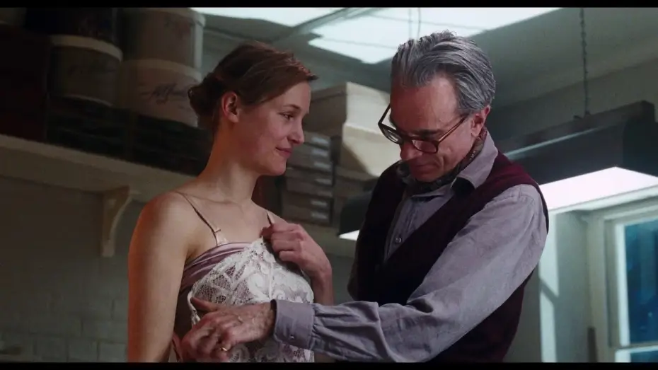 Video for the film Phantom Thread — Curiosità sui costumi de IL FILO NASCOSTO di Paul Thomas Anderson con Daniel Day-Lewis